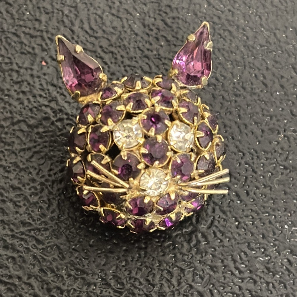 Warner Signed Vintage Purple Rhinestone Gold Tone Whiskers Cat Brooch